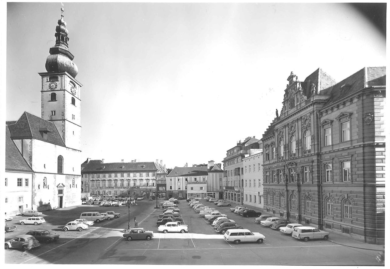Historische Aufnahme des Domplatzes, als er noch als Parkplatz genutzt wurde